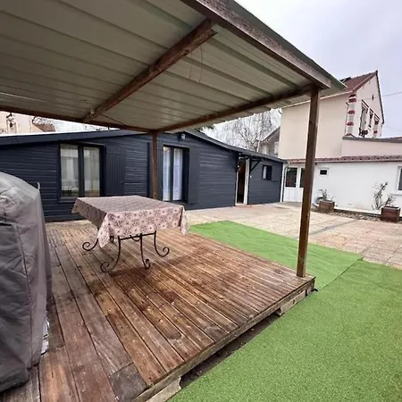 Holiday home Maison Jardin&terrasse 15min De Paris